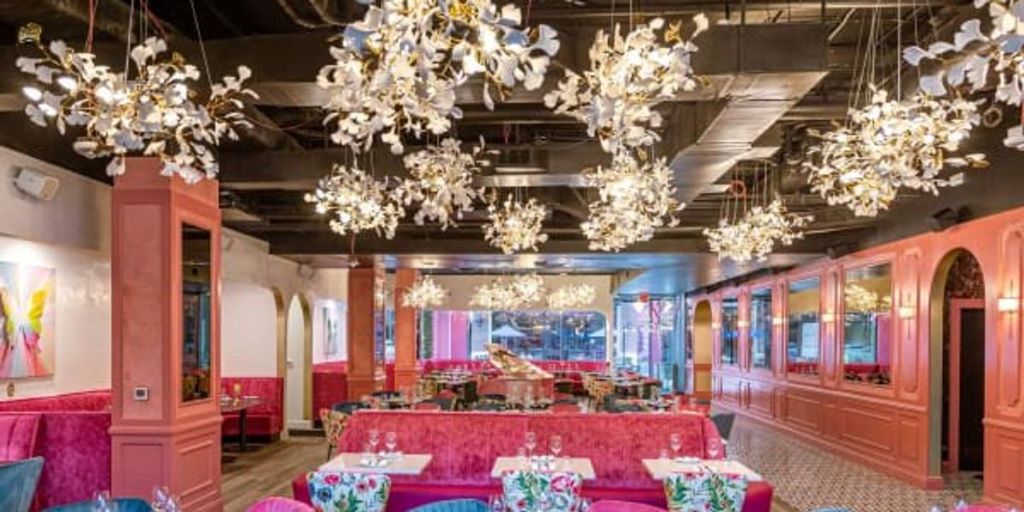 Is tipping mandatory at luxury restaurants?